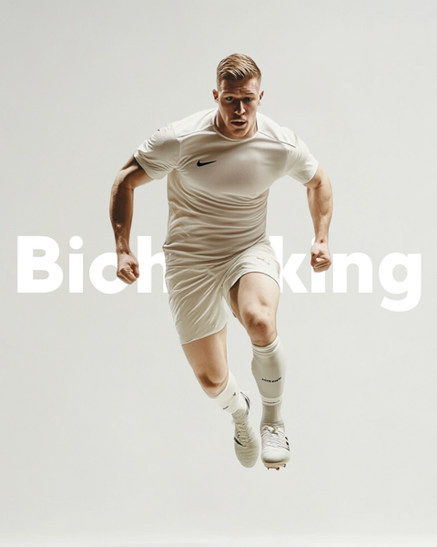 Biohacking für maximale Performance: Ein sportlicher Mann in weißer Sportkleidung sprintet dynamisch nach vorne, während das Wort 'Biohacking' groß im Hintergrund erscheint. Symbolisiert optimierte körperliche Leistungsfähigkeit durch gezielte Ernährung, Supplements und Training.