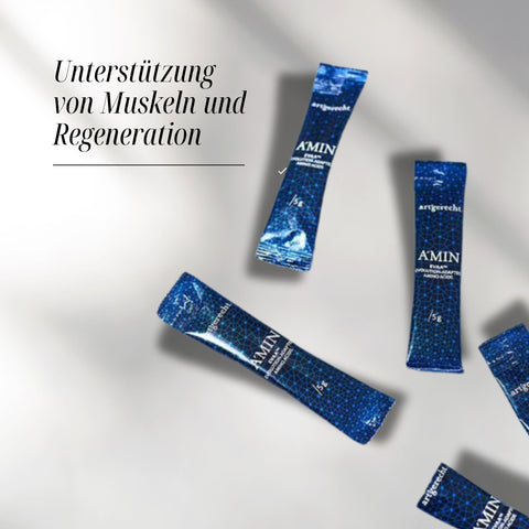 Mehrere blaue Sticks des Produkts "AMIN EVAA" Aminosäuren liegen verteilt auf einer hellen Oberfläche. Links oben der Text: "Unterstützung von Muskeln und Regeneration."