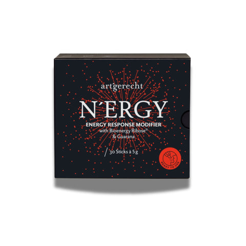 Verpackung des Produkts "artgerecht N’ERGY" mit schwarzem Hintergrund und roten Akzenten in einem feuerwerksähnlichen Design. Der Text auf der Verpackung beschreibt "Energy Response Modifier" mit Bioenergy Ribose und Guarana, enthält 30 Sticks à 5 g.