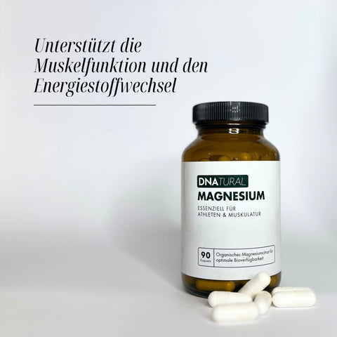 Glasflasche DNatural Magnesium mit Kapseln im Vordergrund, daneben Text zur Unterstützung von Muskelfunktion und Energiestoffwechsel.