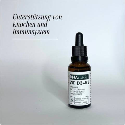 Braunglasflasche mit DNatural Vitamin D3 + K2 Tropfen, beworben als Unterstützung für Knochen und Immunsystem.