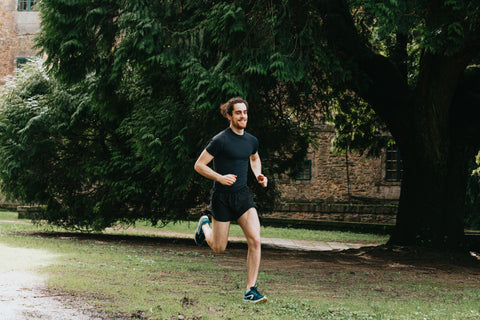 Biohacking für Höchstleistung: Ein sportlicher Mann sprintet vor dem Wort 'Biohacking' – Symbol für optimierte Performance durch Ernährung, Supplements und Training.